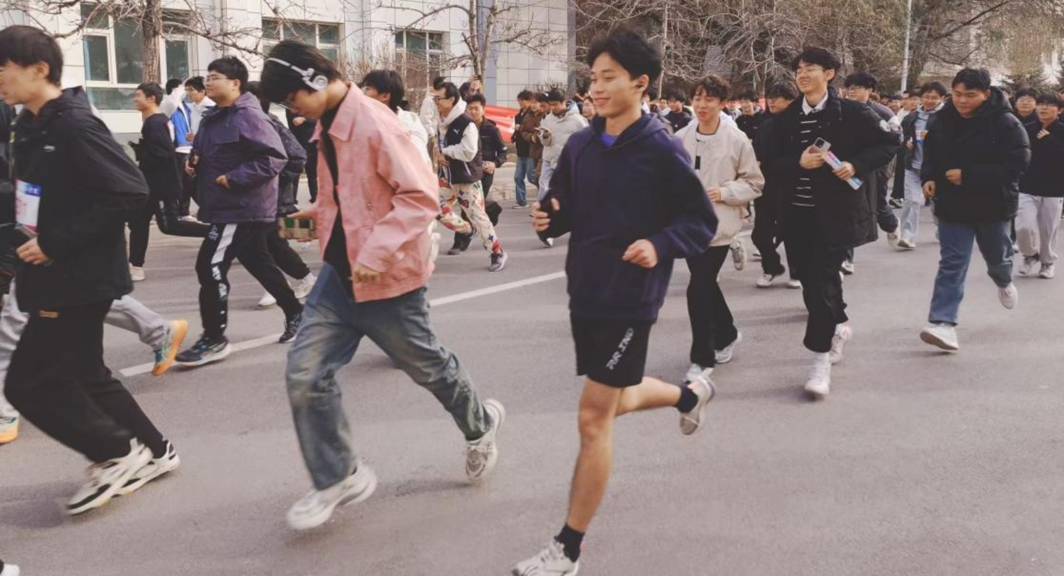 挑战自我 弘扬体育精神 ——成人直播
举办师生冬季长跑活动 挑战自我 弘扬体育精神 ——成人直播
举办师生冬季长跑活动